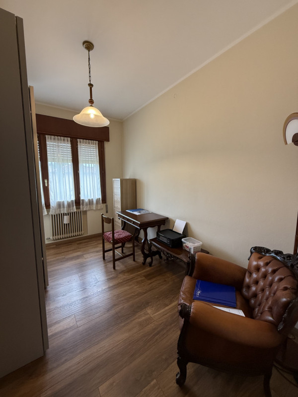 COMPOSIZIONE:
Proponiamo in vendita una casa singola con spazio esterno, scoperto e magazzino. Si...