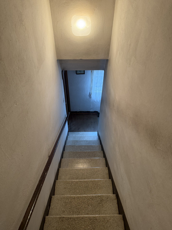 COMPOSIZIONE:
Proponiamo in vendita una casa singola con spazio esterno, scoperto e magazzino. Si...