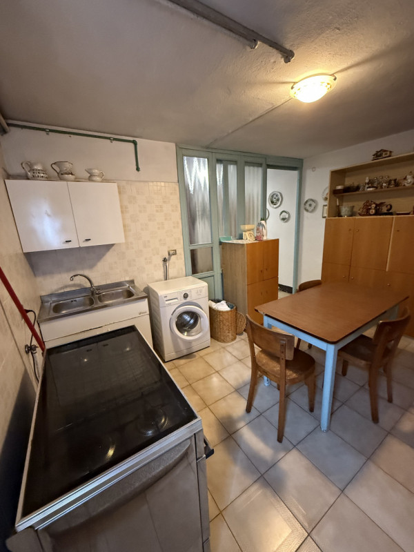 COMPOSIZIONE:
Proponiamo in vendita una casa singola con spazio esterno, scoperto e magazzino. Si...