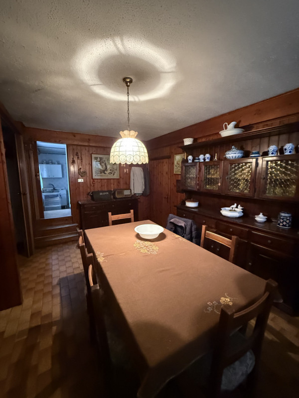 COMPOSIZIONE:
Proponiamo in vendita una casa singola con spazio esterno, scoperto e magazzino. Si...