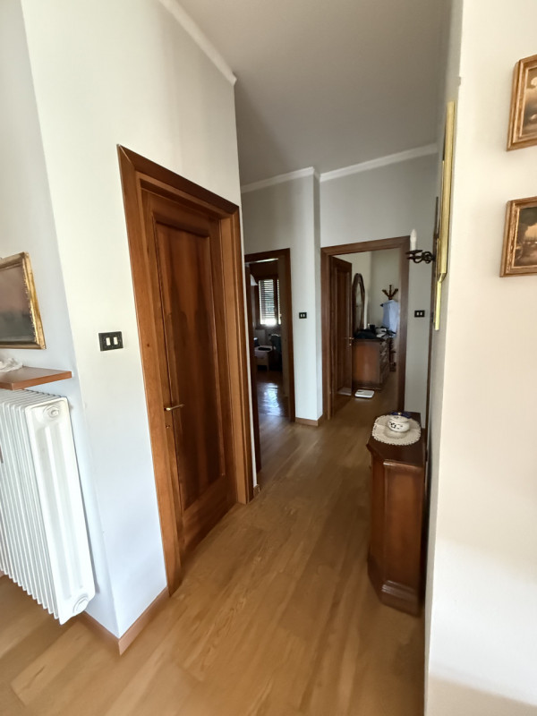 COMPOSIZIONE:
Proponiamo in vendita una casa singola con spazio esterno, scoperto e magazzino. Si...