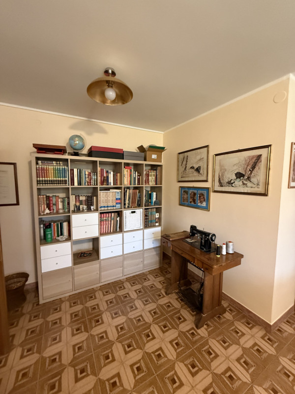 COMPOSIZIONE:
Proponiamo in vendita una casa singola con spazio esterno, scoperto e magazzino. Si...