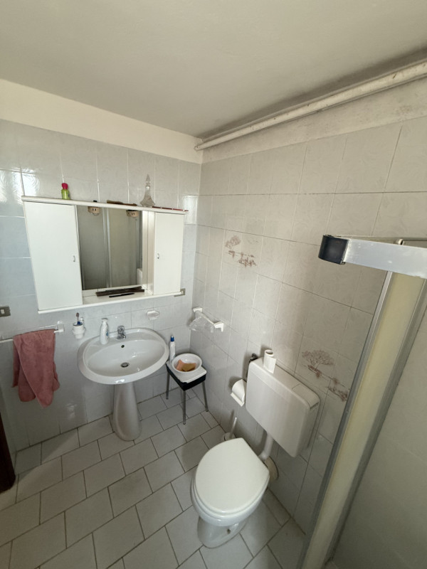 COMPOSIZIONE:
Proponiamo in vendita una casa singola con spazio esterno, scoperto e magazzino. Si...