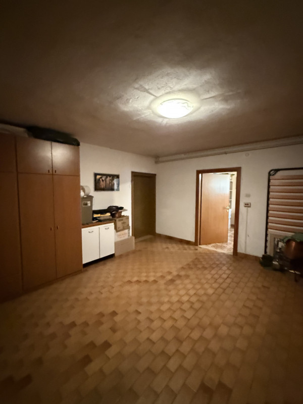 COMPOSIZIONE:
Proponiamo in vendita una casa singola con spazio esterno, scoperto e magazzino. Si...