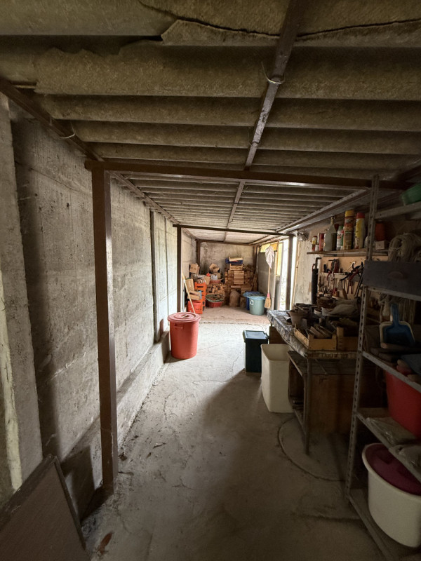 COMPOSIZIONE:
Proponiamo in vendita una casa singola con spazio esterno, scoperto e magazzino. Si...