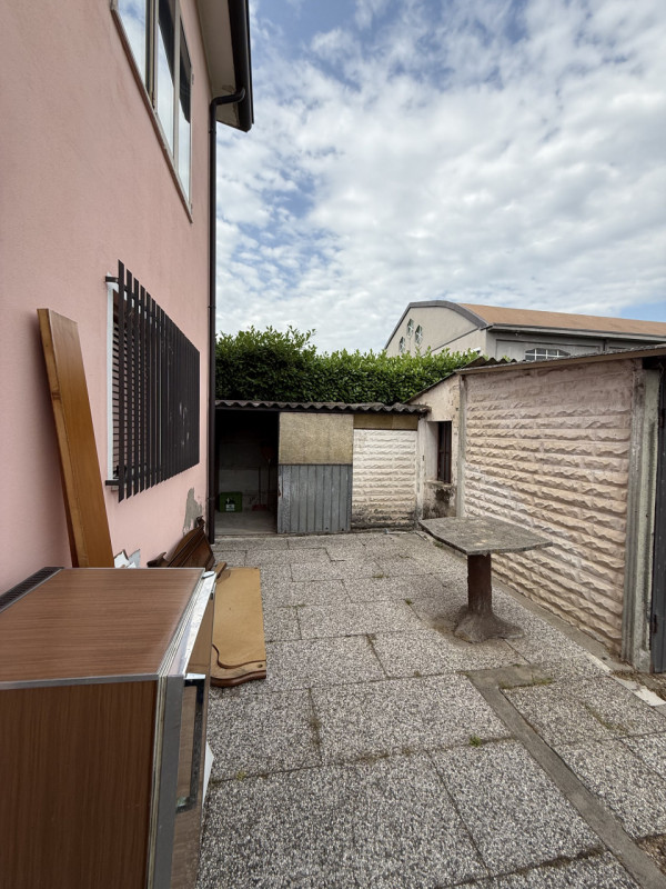 COMPOSIZIONE:
Proponiamo in vendita una casa singola con spazio esterno, scoperto e magazzino. Si...