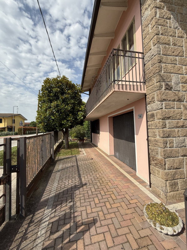 COMPOSIZIONE:
Proponiamo in vendita una casa singola con spazio esterno, scoperto e magazzino. Si...