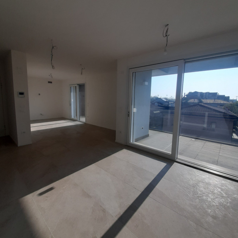 Proponiamo un luminoso ed elegante ATTICO, posto in moderno e piccolo contesto con ascensore.
L'i...