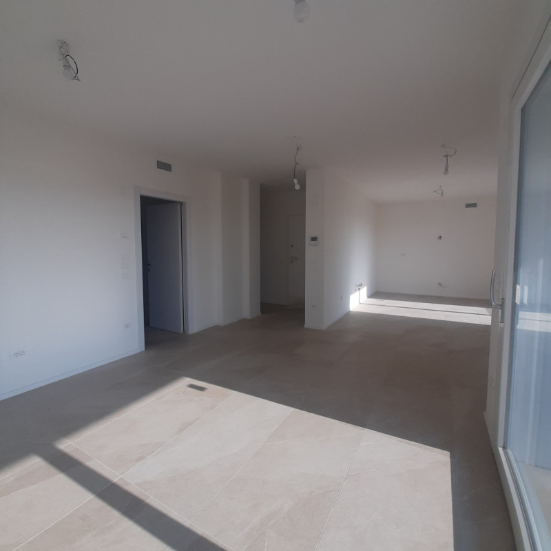 Proponiamo un luminoso ed elegante ATTICO, posto in moderno e piccolo contesto con ascensore.
L'i...