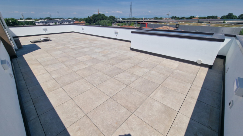 Proponiamo un luminoso ed elegante ATTICO, posto in moderno e piccolo contesto con ascensore.
L'i...