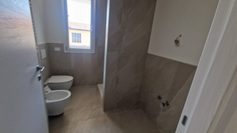 Proponiamo un luminoso ed elegante ATTICO, posto in moderno e piccolo contesto con ascensore.
L'i...