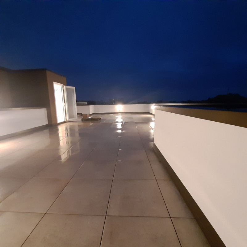 Proponiamo un luminoso ed elegante ATTICO, posto in moderno e piccolo contesto con ascensore.
L'i...