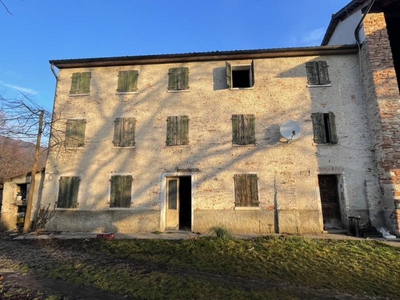 NOSTRA ESCLUSIVA: lungo il lato nord della Valcavasia in prossimità dell'asolo Golf Club siamo pr...