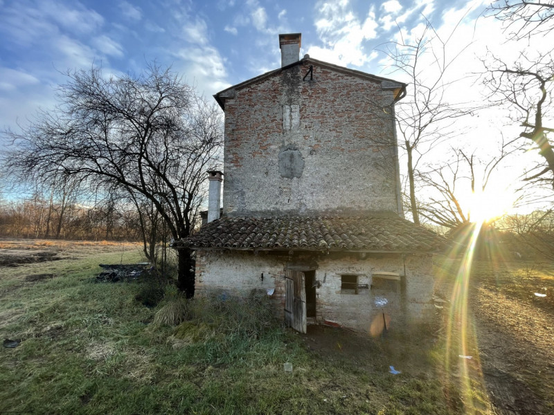NOSTRA ESCLUSIVA: lungo il lato nord della Valcavasia in prossimità dell'asolo Golf Club siamo pr...