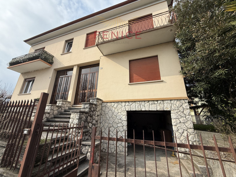 Ai piedi delle colline di Conegliano, in posizione residenziale tranquilla e strategicamente serv...