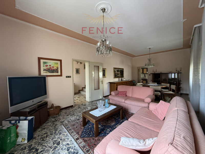 Ai piedi delle colline di Conegliano, in posizione residenziale tranquilla e strategicamente serv...