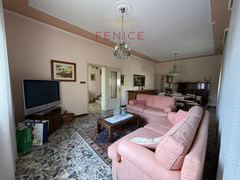 Ai piedi delle colline di Conegliano, in posizione residenziale tranquilla e strategicamente serv...