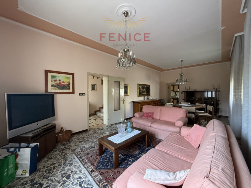 Ai piedi delle colline di Conegliano, in posizione residenziale tranquilla e strategicamente serv...