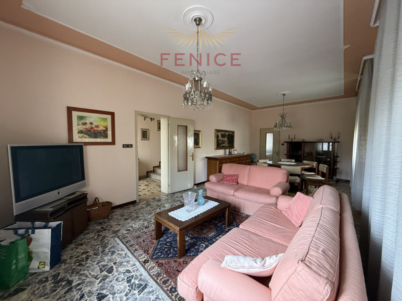 Ai piedi delle colline di Conegliano, in posizione residenziale tranquilla e strategicamente serv...