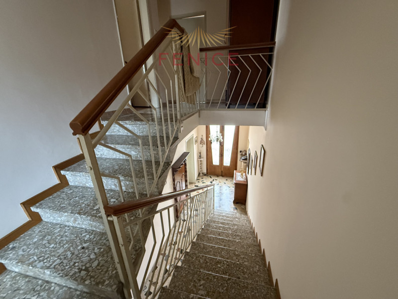 Ai piedi delle colline di Conegliano, in posizione residenziale tranquilla e strategicamente serv...