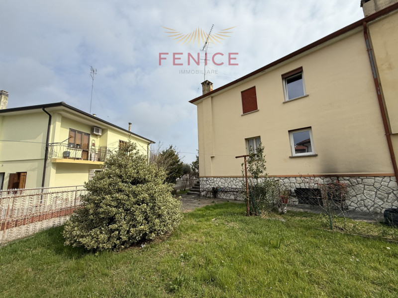 Ai piedi delle colline di Conegliano, in posizione residenziale tranquilla e strategicamente serv...