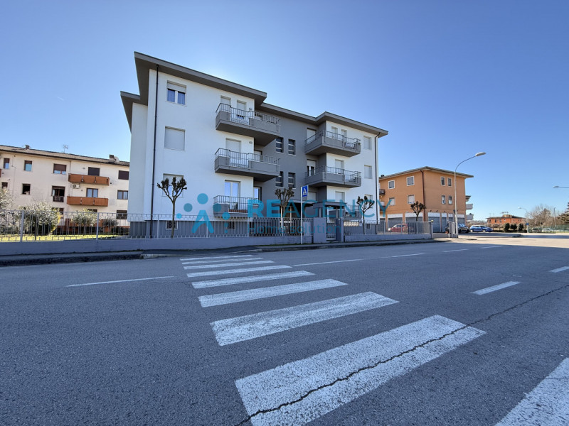 Situato in una tranquilla zona residenziale di Rettorgole, proponiamo in vendita appartamento pia...