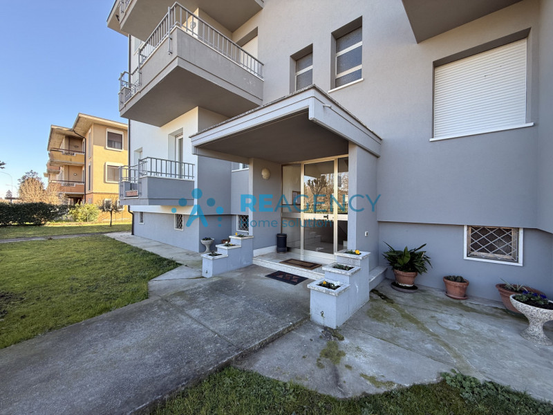 Situato in una tranquilla zona residenziale di Rettorgole, proponiamo in vendita appartamento pia...