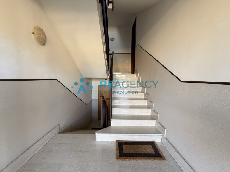 Situato in una tranquilla zona residenziale di Rettorgole, proponiamo in vendita appartamento pia...