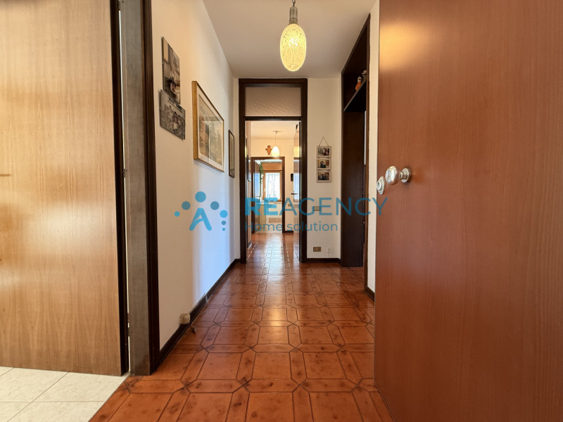 Situato in una tranquilla zona residenziale di Rettorgole, proponiamo in vendita appartamento pia...