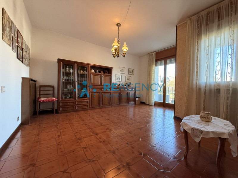 Situato in una tranquilla zona residenziale di Rettorgole, proponiamo in vendita appartamento pia...