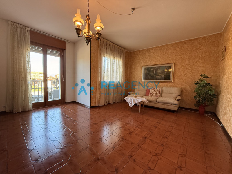 Situato in una tranquilla zona residenziale di Rettorgole, proponiamo in vendita appartamento pia...