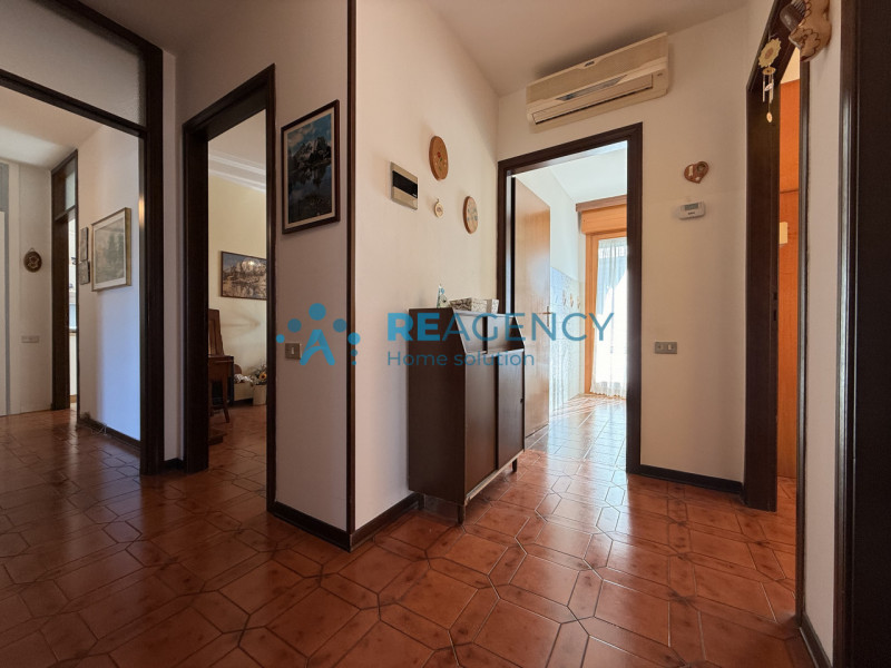 Situato in una tranquilla zona residenziale di Rettorgole, proponiamo in vendita appartamento pia...