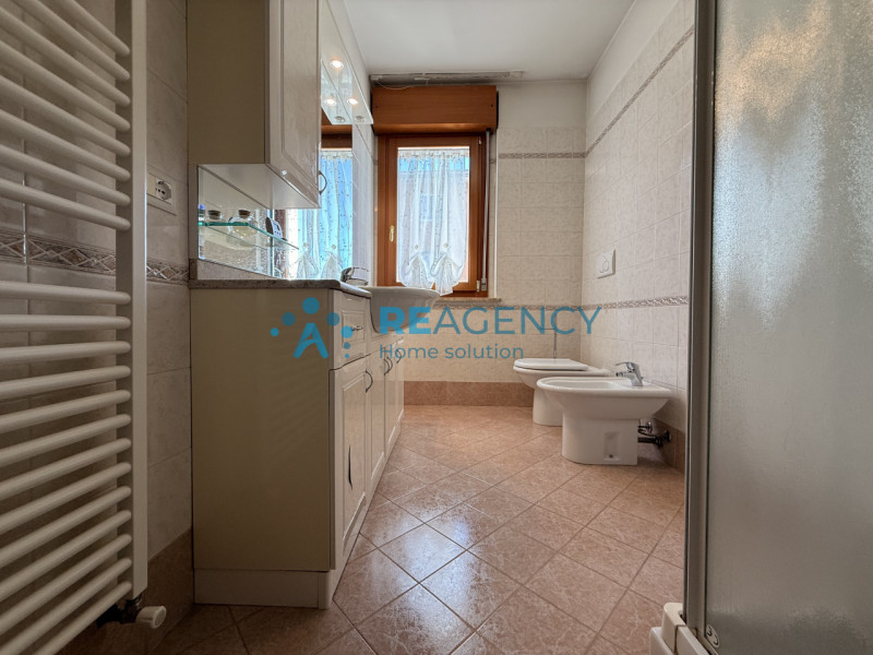 Situato in una tranquilla zona residenziale di Rettorgole, proponiamo in vendita appartamento pia...