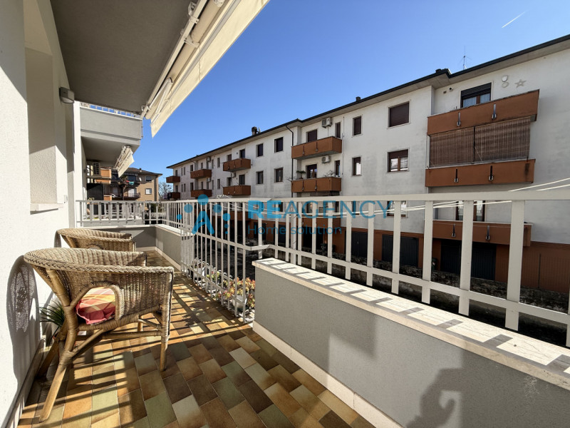 Situato in una tranquilla zona residenziale di Rettorgole, proponiamo in vendita appartamento pia...