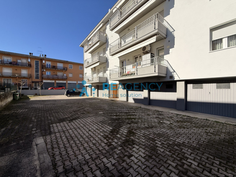 Situato in una tranquilla zona residenziale di Rettorgole, proponiamo in vendita appartamento pia...