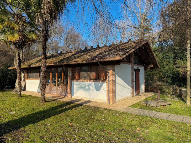 (Per INFO Vittorio 3517343301) In vendita a Piombino Dese (PD), immersa nella pace della campagna...