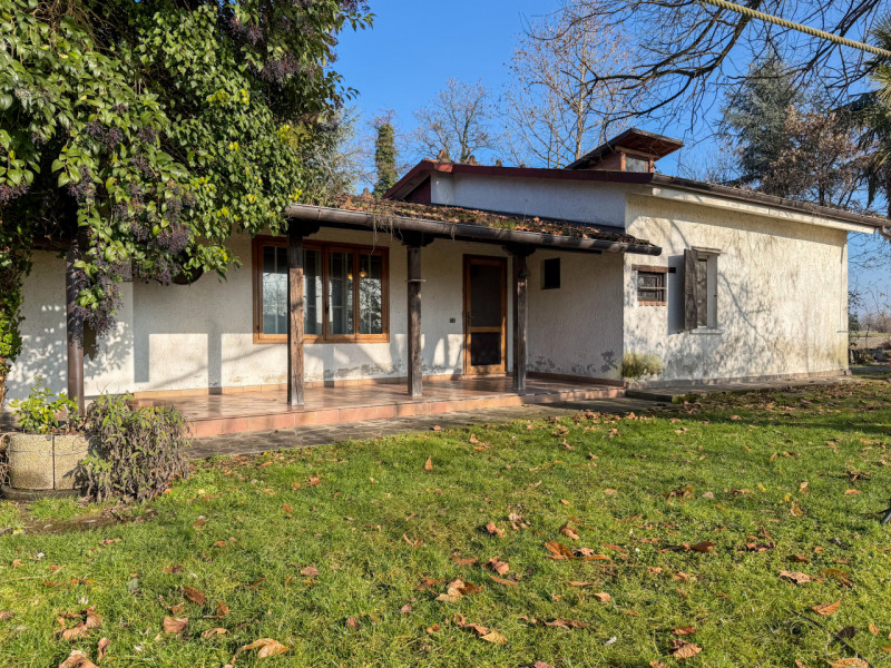 (Per INFO Vittorio 3517343301) In vendita a Piombino Dese (PD), immersa nella pace della campagna...