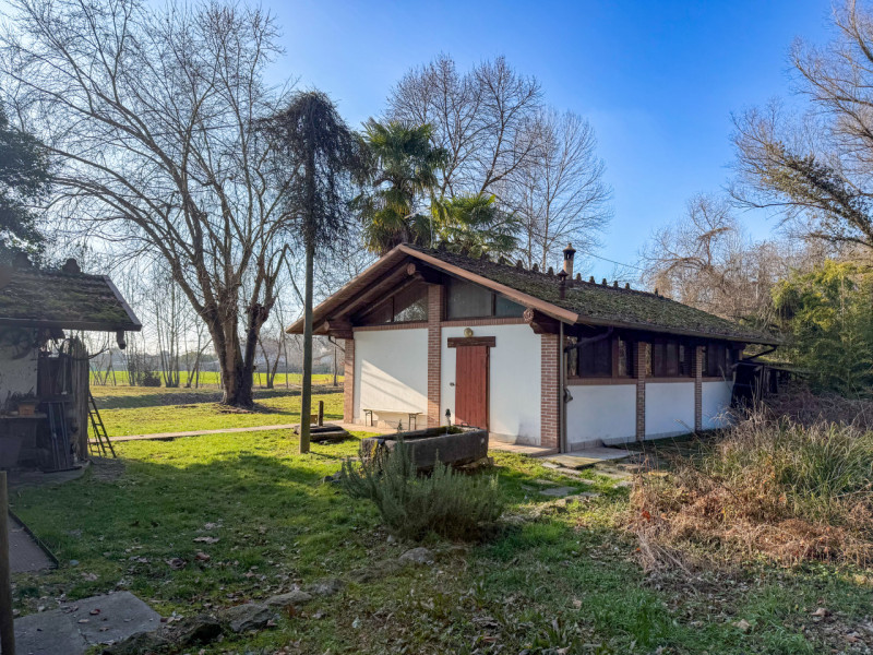 (Per INFO Vittorio 3517343301) In vendita a Piombino Dese (PD), immersa nella pace della campagna...