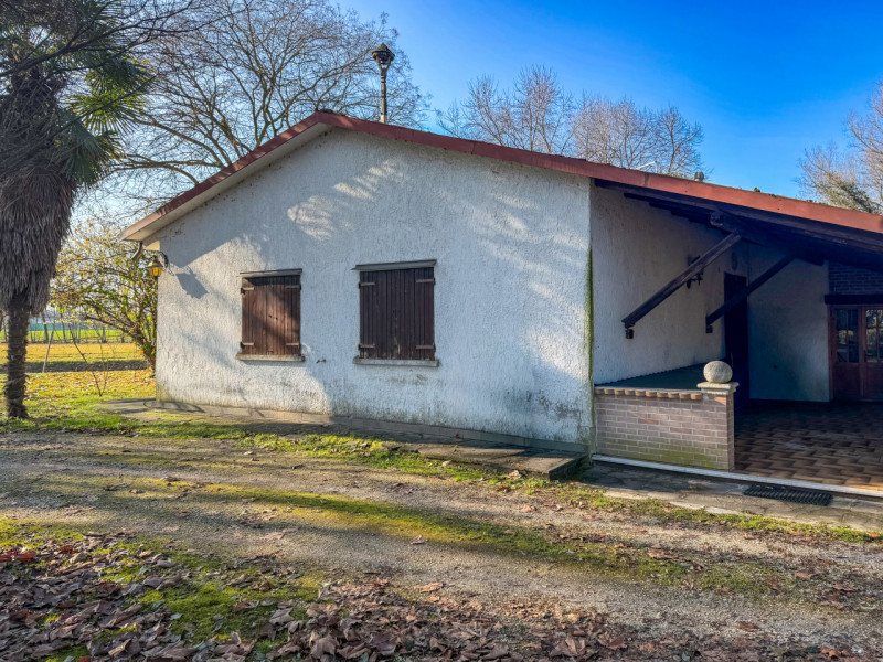 (Per INFO Vittorio 3517343301) In vendita a Piombino Dese (PD), immersa nella pace della campagna...