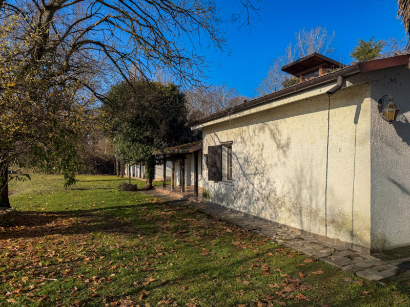 (Per INFO Vittorio 3517343301) In vendita a Piombino Dese (PD), immersa nella pace della campagna...
