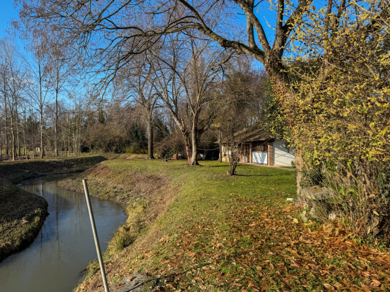(Per INFO Vittorio 3517343301) In vendita a Piombino Dese (PD), immersa nella pace della campagna...