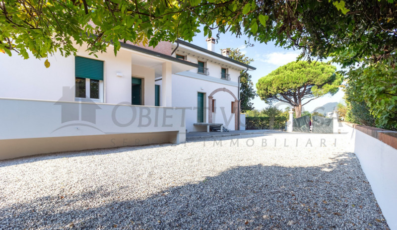 Rif. AT249 - Proponiamo in vendita un luminoso appartamento sito al primo piano di un’elegante vi...