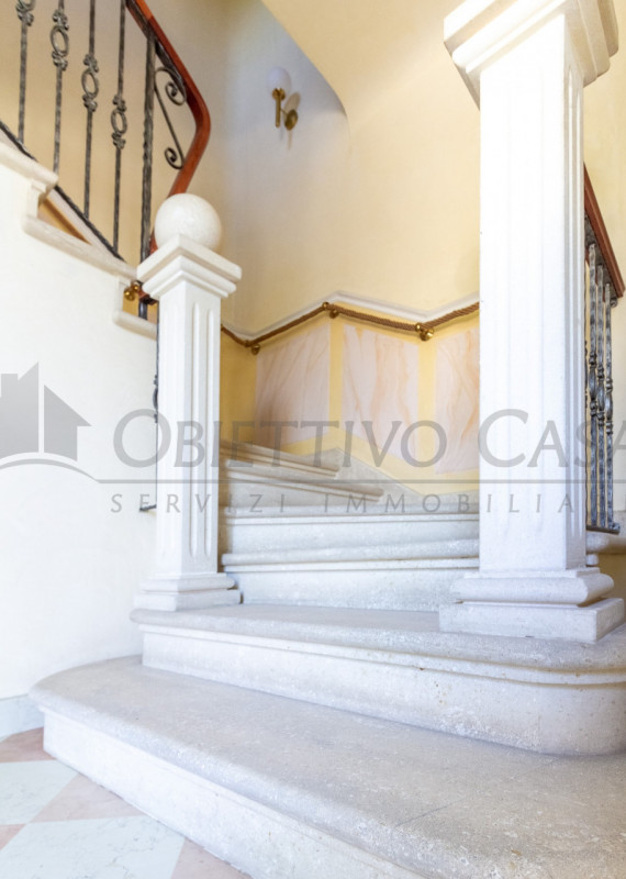 Rif. AT249 - Proponiamo in vendita un luminoso appartamento sito al primo piano di un’elegante vi...