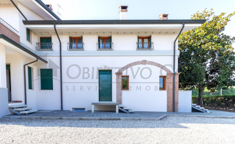 Rif. AT249 - Proponiamo in vendita un luminoso appartamento sito al primo piano di un’elegante vi...