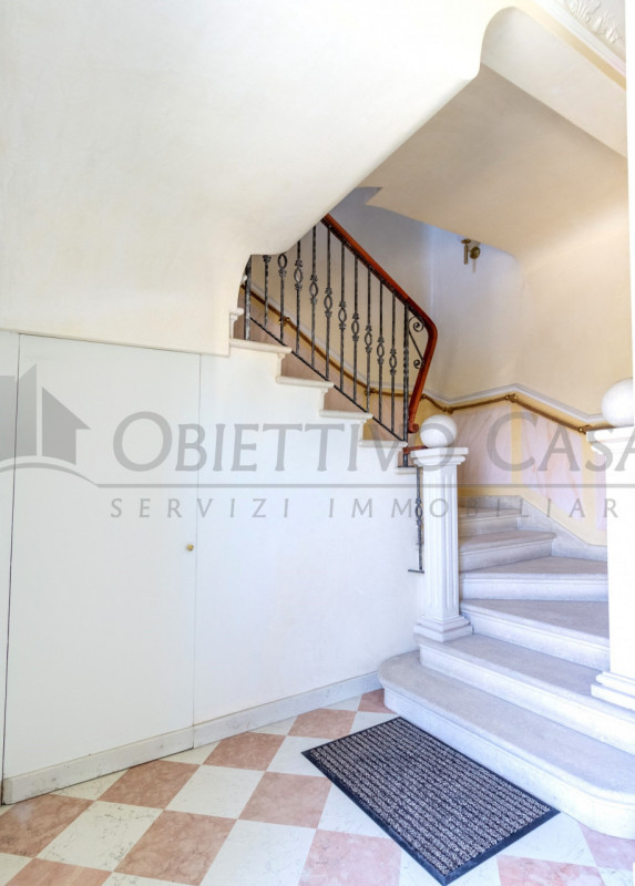 Rif. AT249 - Proponiamo in vendita un luminoso appartamento sito al primo piano di un’elegante vi...