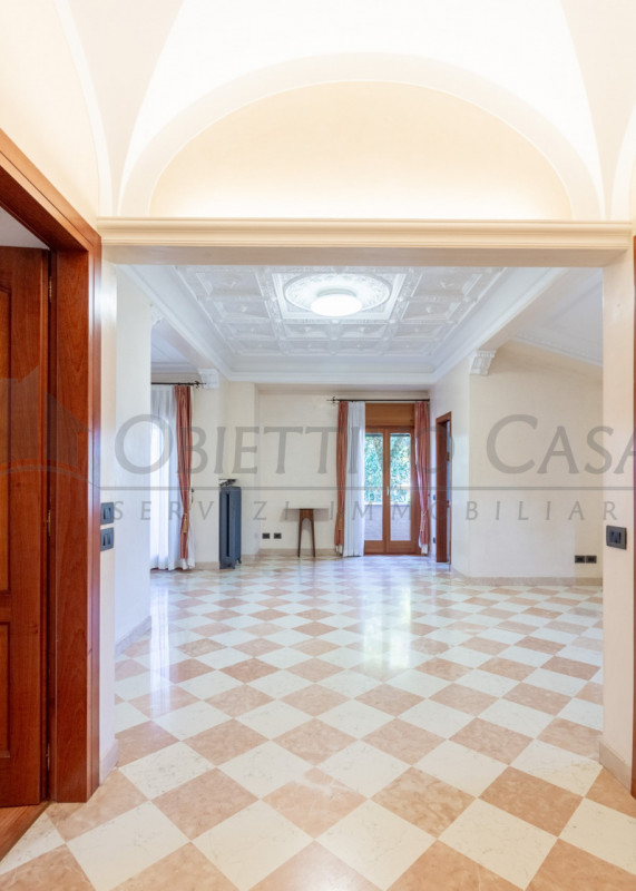 Rif. AT249 - Proponiamo in vendita un luminoso appartamento sito al primo piano di un’elegante vi...