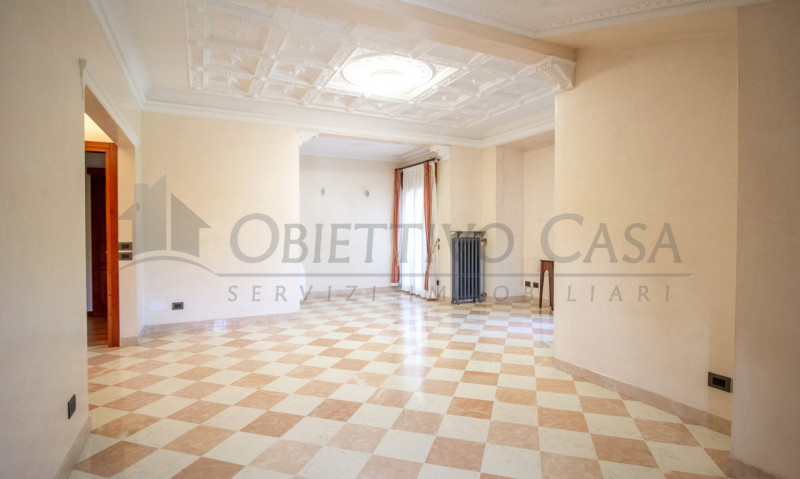 Rif. AT249 - Proponiamo in vendita un luminoso appartamento sito al primo piano di un’elegante vi...