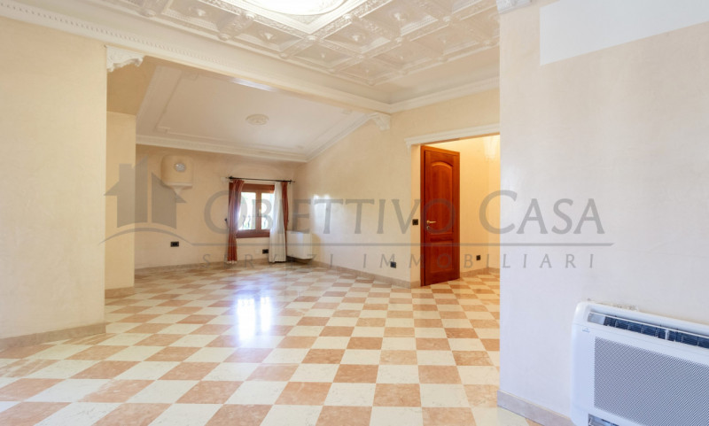 Rif. AT249 - Proponiamo in vendita un luminoso appartamento sito al primo piano di un’elegante vi...