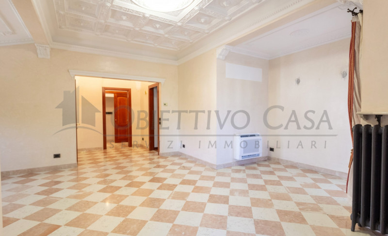 Rif. AT249 - Proponiamo in vendita un luminoso appartamento sito al primo piano di un’elegante vi...