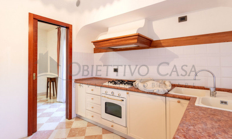 Rif. AT249 - Proponiamo in vendita un luminoso appartamento sito al primo piano di un’elegante vi...